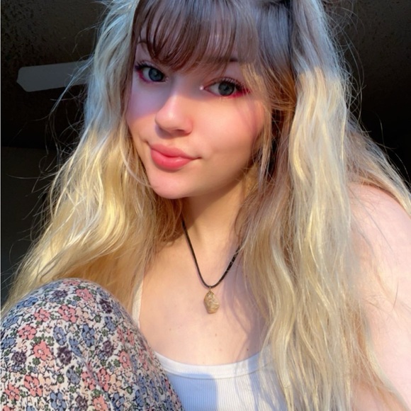 Meet your Posher, Kayla - Picture 4 of 4